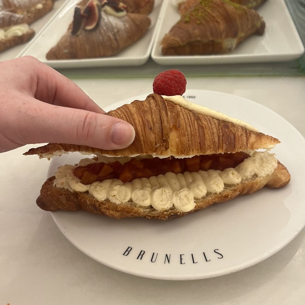 Brunells - Vanilla croissant - Bakeries Near Me - Barcelona, B Brunells - Vanilla croissant - Bakeries Near Me - Barcelona, B