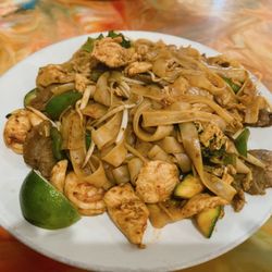 Ling's Asian Cuisine - Drunken Noodles, awesome, still was not finished bc too full.