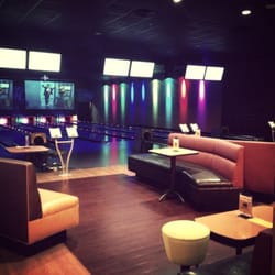 GameTime - It'z bowling lanes & bar area