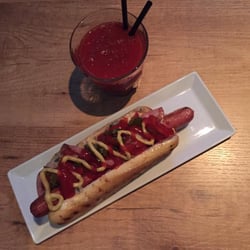 Tirabuixó - HOT DOG Pan, salchicha enrollada con doble bacón a la plancha, jamón frito con queso fundido, mayonesa, pico de gallo y jalapeños; 4,50 EUR