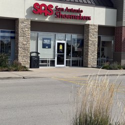 SAS San Antonio Shoemakers - Great clean retail shoe shop on Route 59 in Naperville .