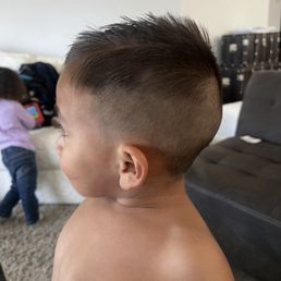 This is how she cut his hair This is how she cut his hair
