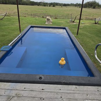 Flophouze Shipping Container Hotel - Container pool - Hotels Near Me - Round Top, Texas