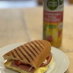 Foodeez - Ham breakfast melt with raspberry lemonade sparkling seltzer