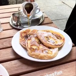Schönes Café - Banana-Pancakes. 6,90€.