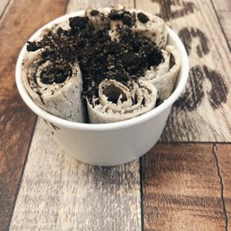 Vegan base with cookies and cream mixed in and on top Vegan base with cookies and cream mixed in and on top