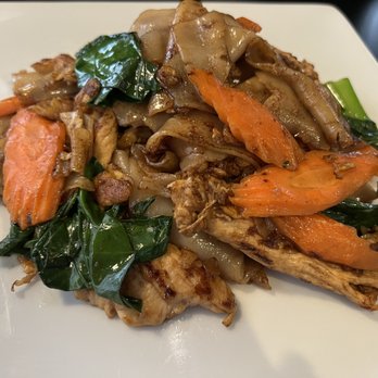 Cashew Thai Cuisine - pad see ew - Thai Near Me - Seattle, Washington