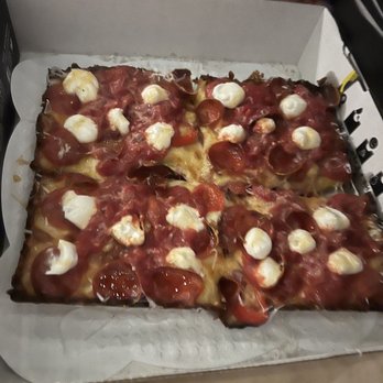 Izzy's Pizza Bus - Food Trucks Near Me - Omaha, Nebraska
