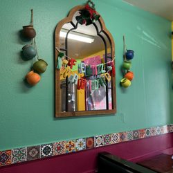 Tacos Y Mariscos El Unico - Wall decor