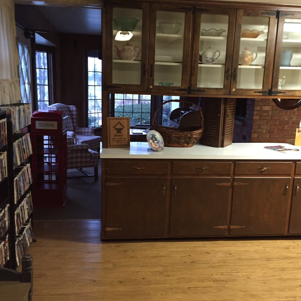 Patchwork Quilt Inn - Great movie selection if you just want to veg! :) - Hotels Near Me - Middlebury, Indiana Patchwork Quilt Inn - Great movie selection if you just want to veg! :) - Hotels Near Me - Middlebury, Indiana