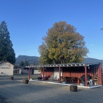 Ranch Motel - Outdoor seating area. - Hotels Near Me - Oakland, Oregon