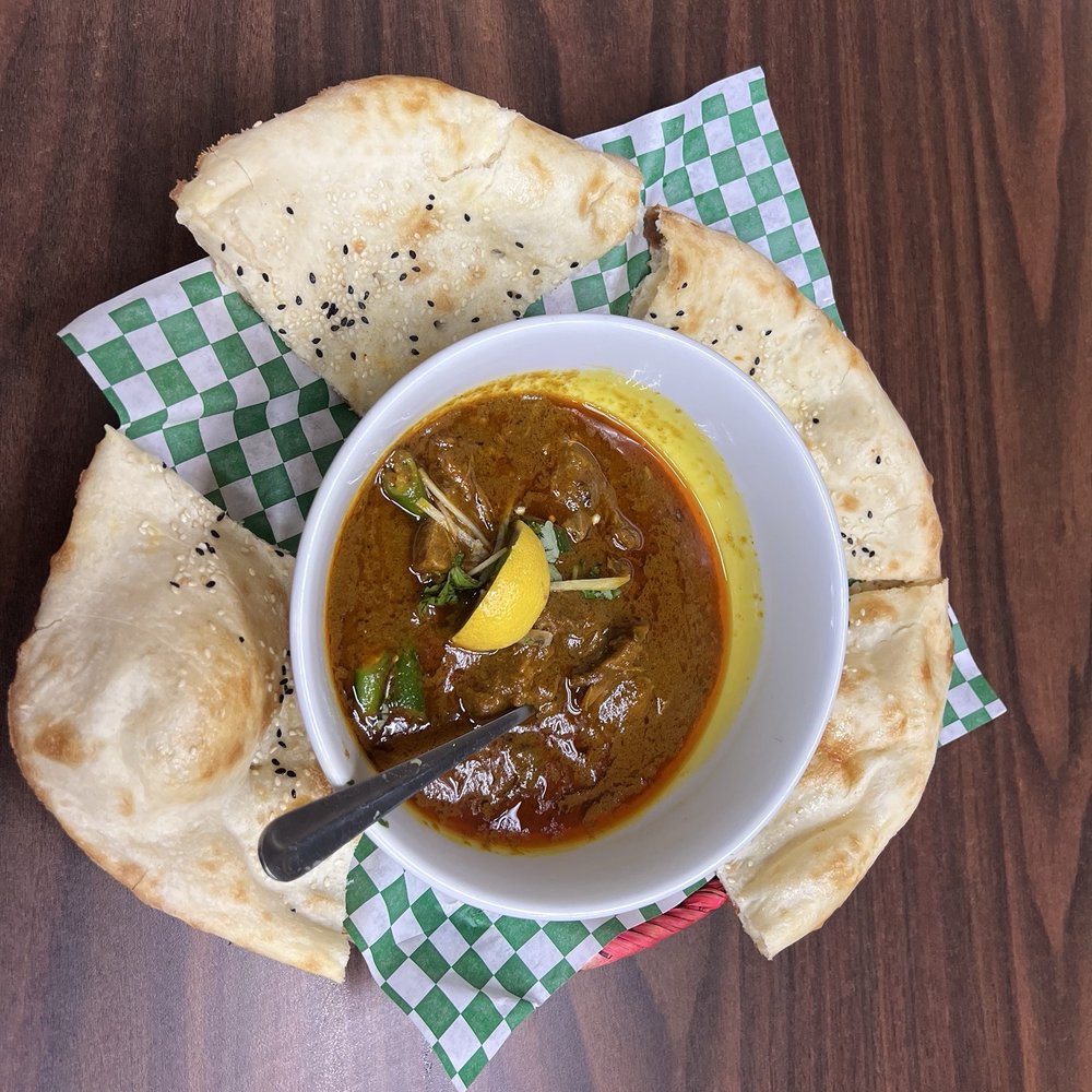 Warm nan, Nihari, lemon slice Warm nan, Nihari, lemon slice