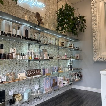 Spa Kingston - Beautiful lobby items for purchase - Day Spas Near Me - San Diego, California