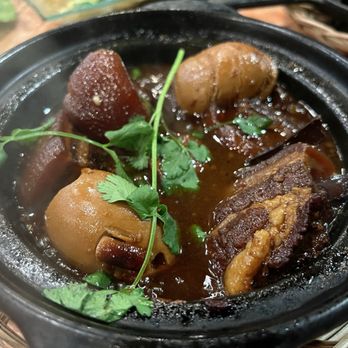 Me Va Con Vietnamese Kitchen - Braised Pork Belly. Fantastic flavor, nice spicy kick - Vietnamese Near Me - Oakland, California Me Va Con Vietnamese Kitchen - Braised Pork Belly. Fantastic flavor, nice spicy kick - Vietnamese Near Me - Oakland, California