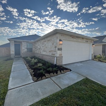 Mendoza Masonry - Stone veneer on new home. - Masonry/Concrete Near Me - Houston, Texas Mendoza Masonry - Stone veneer on new home. - Masonry/Concrete Near Me - Houston, Texas