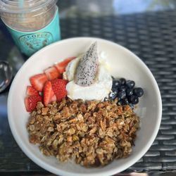 Yogurt & granola bowl