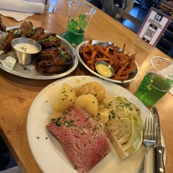38 Degrees Ale House & Grill - Corned beef & cabbage, chicken wings, sweet potato fries @jhennybventures (ig & tiktok) - Pubs Near Me - Alhambra, California