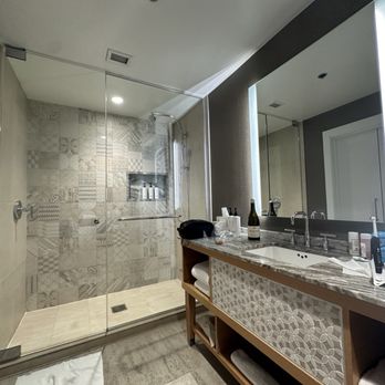 L7 Chicago by Lotte - Beautiful bathroom with a huge shower - Hotels Near Me - Chicago, Illinois