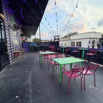 Roswell's Saloon - Bars Near Me - Houston, Texas
