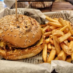 Bullys Burger - Aloha Burger mit French Fries (im Menü inkl. Softdrink 12,45 €)