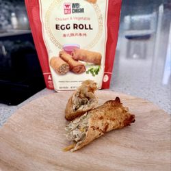 Kimchi Mart - Exposed Chicken & Vegetable Egg Roll!