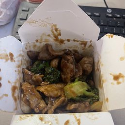Mushroom Beef: Beef, mushroom, onions and broccoli in a brown sauce