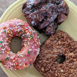 Sweet Coloradough - Cinnamon Crumble Cronut, Cherry Glazed Raised Donut filled with Whipped Cream, Blueberry Fritter | Instagram: @telephonesmoothie