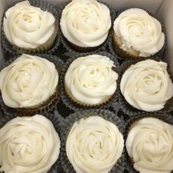 8Sweet Treats - Vanilla cupcakes with Vanilla Buttercream