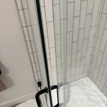 Hotel Covington - Shower door won't close - Hotels Near Me - Covington, Kentucky