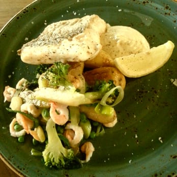 Mat & Mer - Pannestekt lysing, smørstekte poteter, små reker, brokkoli og erter. - Traditional Norwegian Near Me - Oslo, 03
