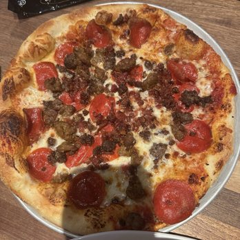 Yard House Boston - Meat pizza - Beer Bar Near Me - Boston, Massachusetts Yard House Boston - Meat pizza - Beer Bar Near Me - Boston, Massachusetts