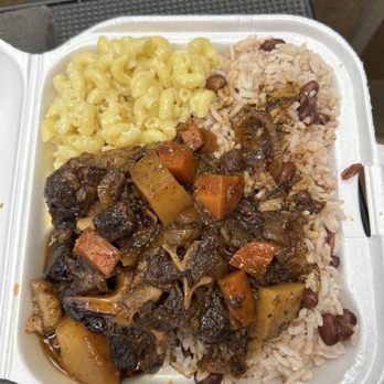 Heaven Bless Kitchen - Large beef or oxtail (I don't remember which) potatoes, carrots, onion, rice & beans w/ Mac & cheese - Food Trucks Near Me Heaven Bless Kitchen - Large beef or oxtail (I don't remember which) potatoes, carrots, onion, rice & beans w/ Mac & cheese - Food Trucks Near Me