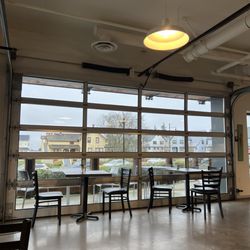 L'aromas Coffee - Bright interior