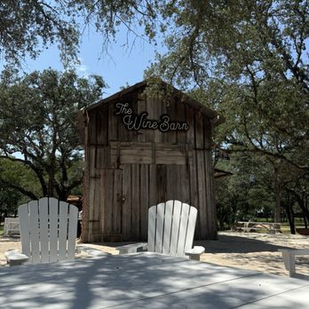 Signor Vineyards - Wine Tasting Room Near Me - Fredericksburg, Texas