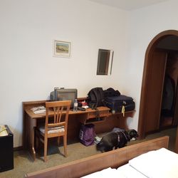 Schönauer - Schreibtisch, Fernseher vom Jahre Schnee und Mini-Kühlschrank