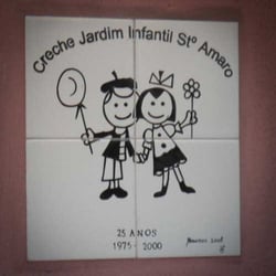 Creche Jardim Infantil de Santo Amaro - Logótipo que assinalou os 25 anos de existência deste estabelecimento educacional e que se encontra afixado na parede à entrada.