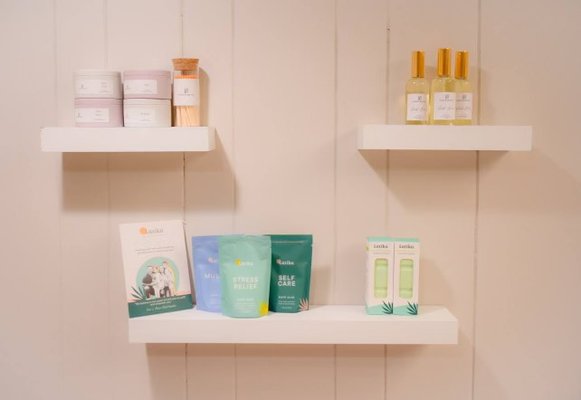 Relaxation massage - Our relaxation massage includes hot towels and your choice of aromatherapy. Aromatherapy improves sleep, decrease stress, anxiety, and depression, and it also boost feelings of relaxation.