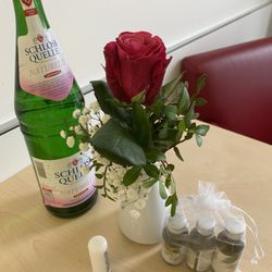Augusta-Krankenhaus - Greeting for private patients. A rose and three cosmetic products.