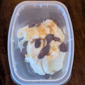 Chuck's Roadhouse Bar And Grill - Vanilla ice cream with candied pecans - Bars Near Me - Aurora, Ontario