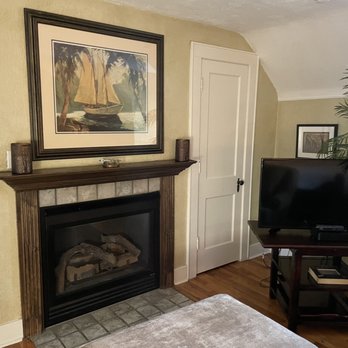 Wild Goose Inn - Gas fireplace and tv. - Hotels Near Me - East Lansing, Michigan Wild Goose Inn - Gas fireplace and tv. - Hotels Near Me - East Lansing, Michigan