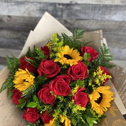 DZ Roses + Sun Flowers
Orden can be customized.
Not available for online order, give us a call
