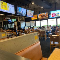 Buffalo Wild Wings - Not packed and waiting 20 minutes