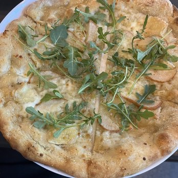 Humo Woodfire Oven Kitchen - Sara's Pizza - pear, Brie, honey, mozzarella, and arugula - Pizza Near Me - El Paso, Texas