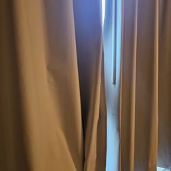 Super 8 by Wyndham Weston WV - Holes in curtain