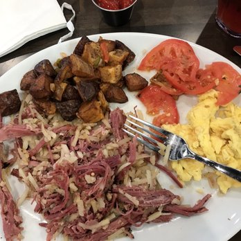 Mi Amiche - Corn beef hash with eggs tomatoes and home fries - Italian Near Me - Mooresville, North Carolina Mi Amiche - Corn beef hash with eggs tomatoes and home fries - Italian Near Me - Mooresville, North Carolina