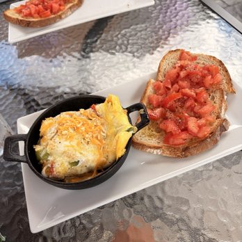 Cafe Aristao Luka - Mini skillet, pan con tomate - Coffee & Tea Near Me - West Warwick, Rhode Island