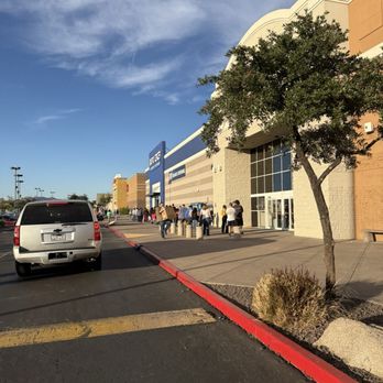 Micro Center - Long line - Computers Near Me - Phoenix, Arizona