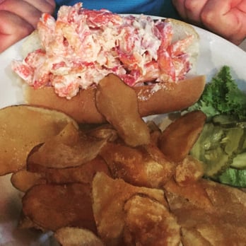 Offshore Ale - Lobster roll BRILLIANT - Breweries Near Me - Oak Bluffs, Massachusetts