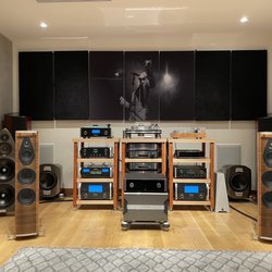 Shelley's Stereo & Video - Listening room