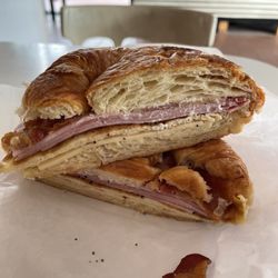 Breakfast Croissant (TikTok: @justandyvu)